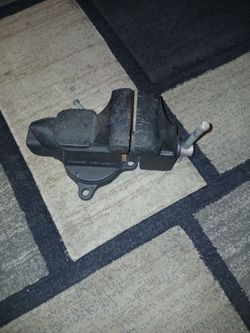 Swiveling bench Vise