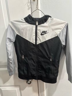 Lightweight Nike jacket size 5 to 6 boys
