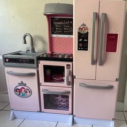 Disney Princess Style Collection Gourmet Smart Kitchen Includes Sounds, Lights