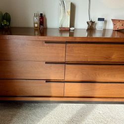 Very Sturdy Dresser and 2 Nightstands 