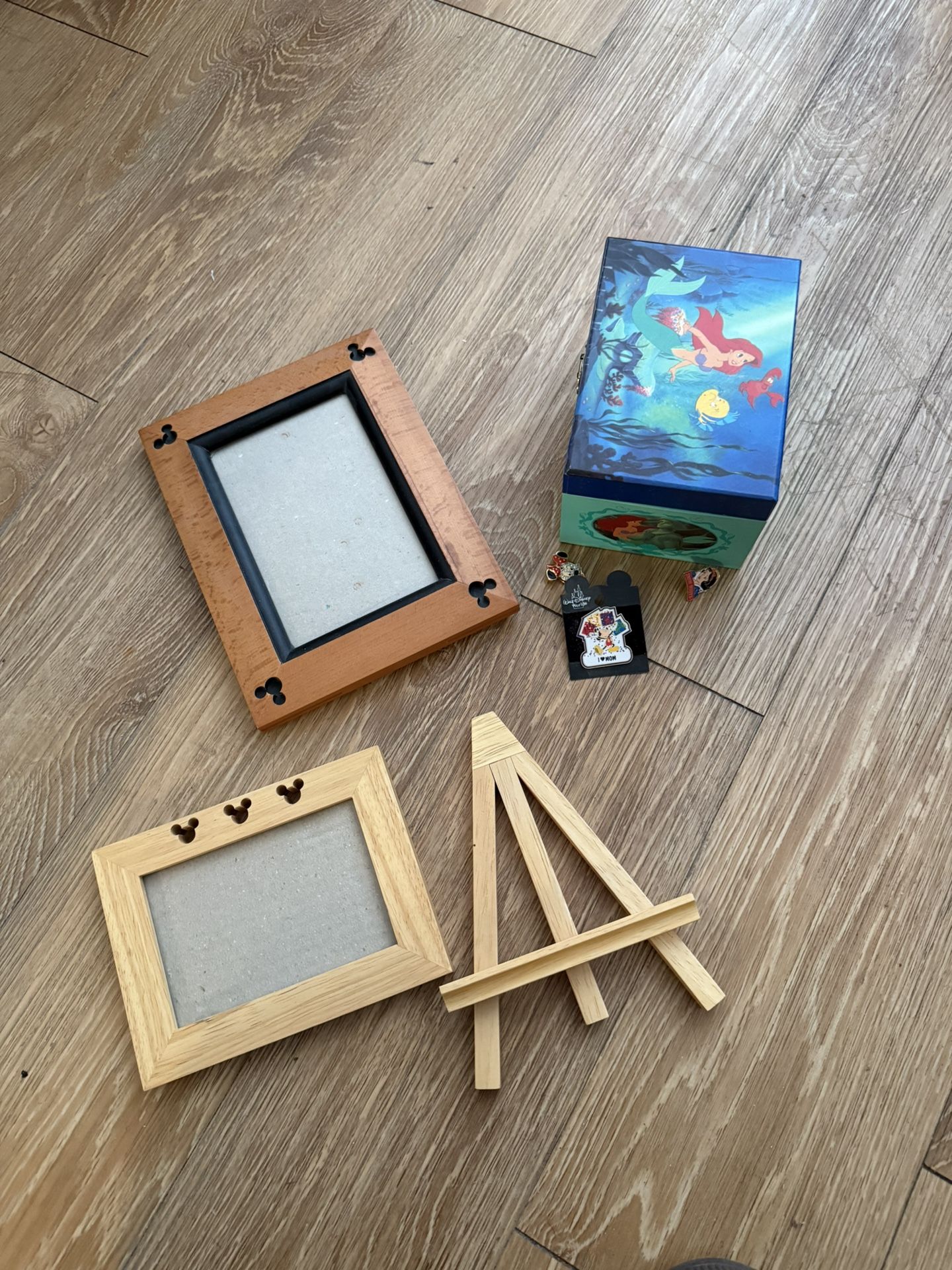 ✨ Disney Collectibles Bundle – Frames, Pins, Pendant & Little Mermaid Jewelry Box