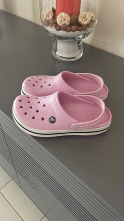 WOMENS PINK CROCS 6