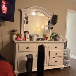 Dresser With Mirror