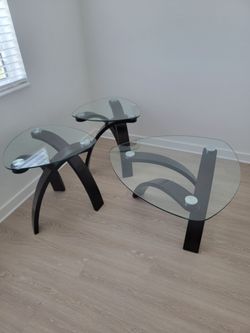 Coffee table and side tables set like new
