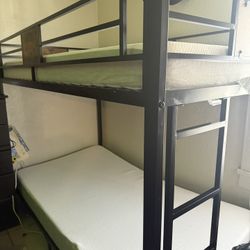 Bunk bed with mattress 