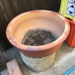 plant pot  nice heavy has obvious crack