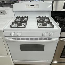 30’ White G.E 4 Burner Gas Stove In Excellent Working Condition 