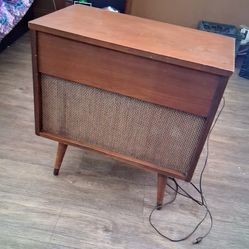 Arvin low boy 1950's vintage record player/with 22 records (45's)