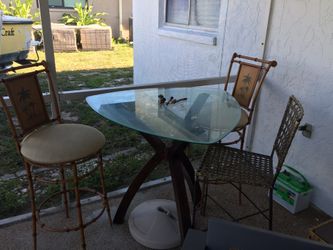 Table with 3 bar stools
