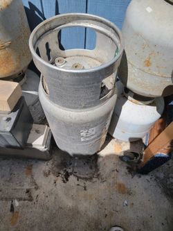 33.5  lb industrial propane tanks