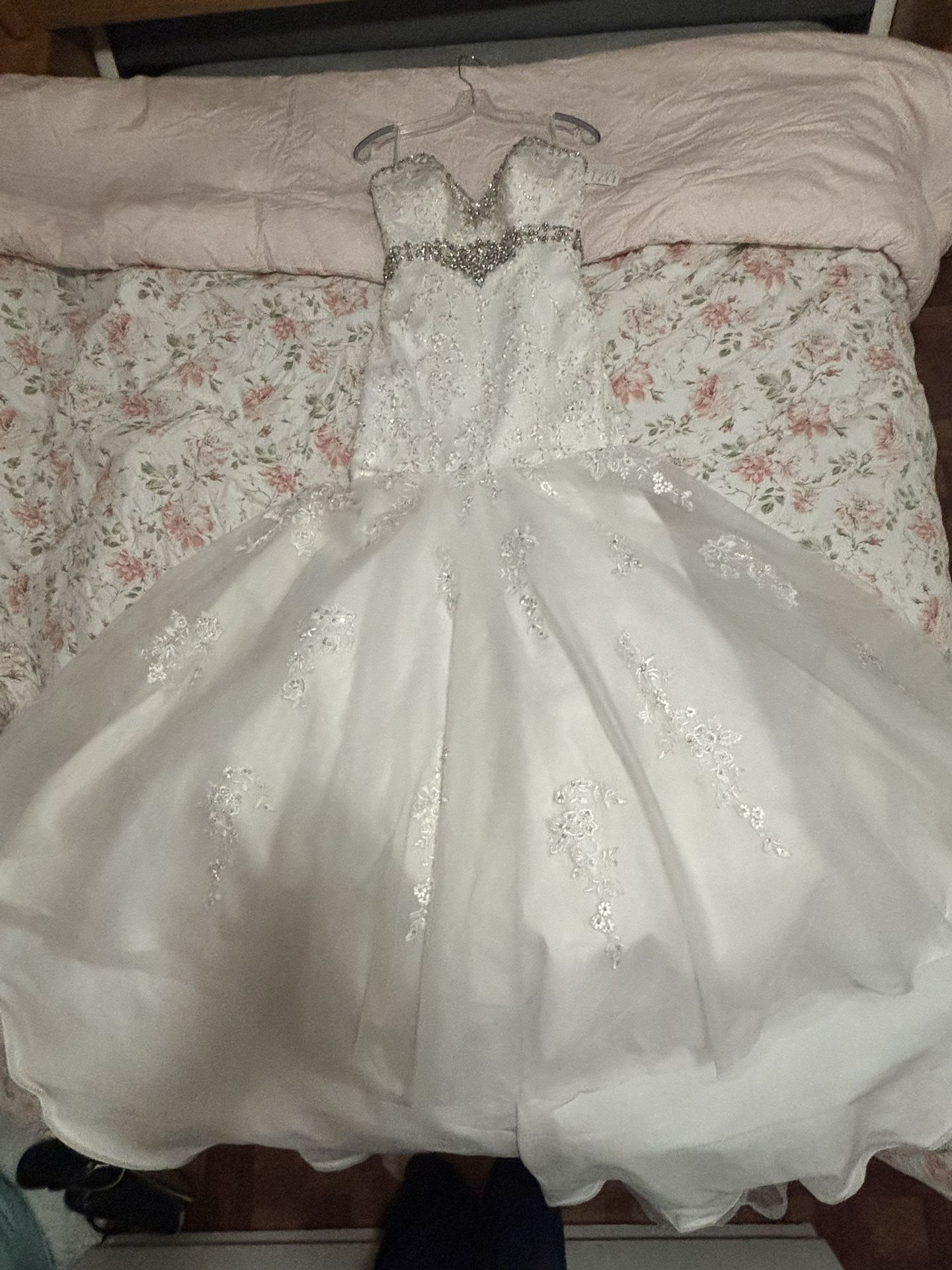 Beautiful BRAND NEW White Wedding Dress With Gems And Flower Designs