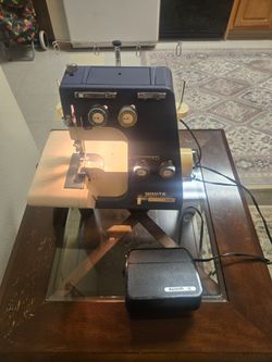 Vintage white sewing machine with hard case like new