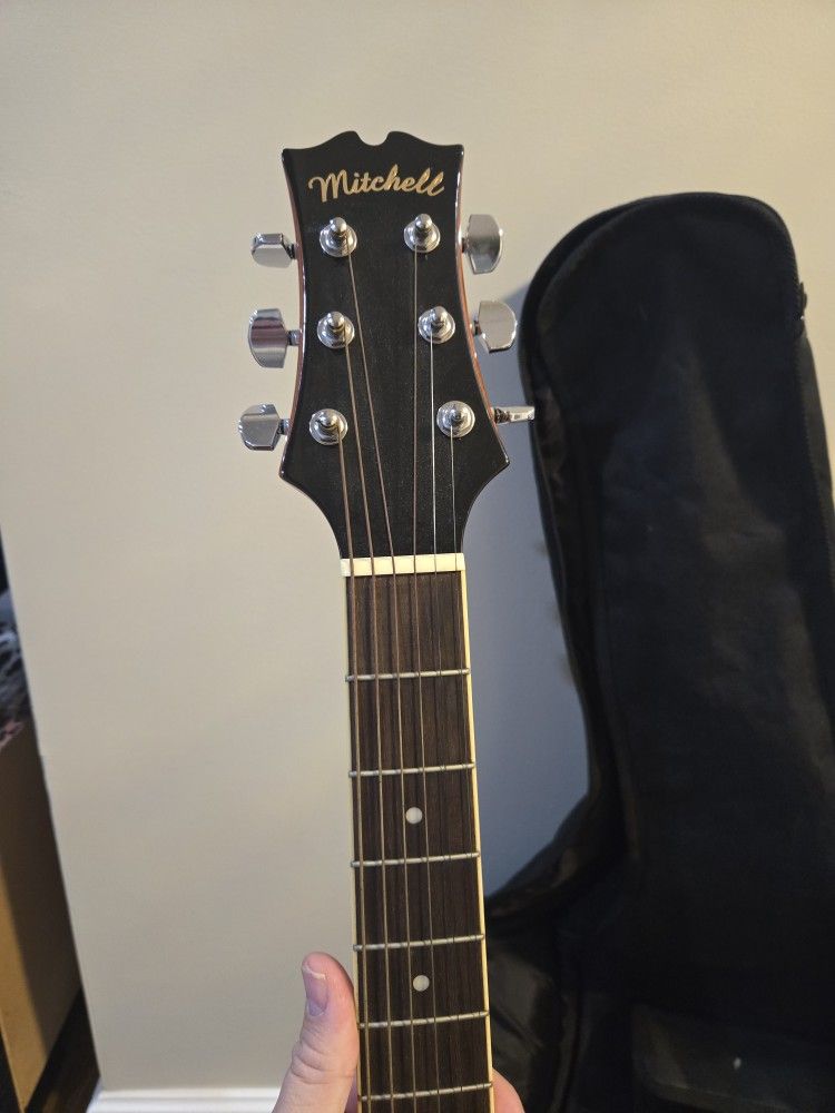 Acoustic Guitar Mitchell