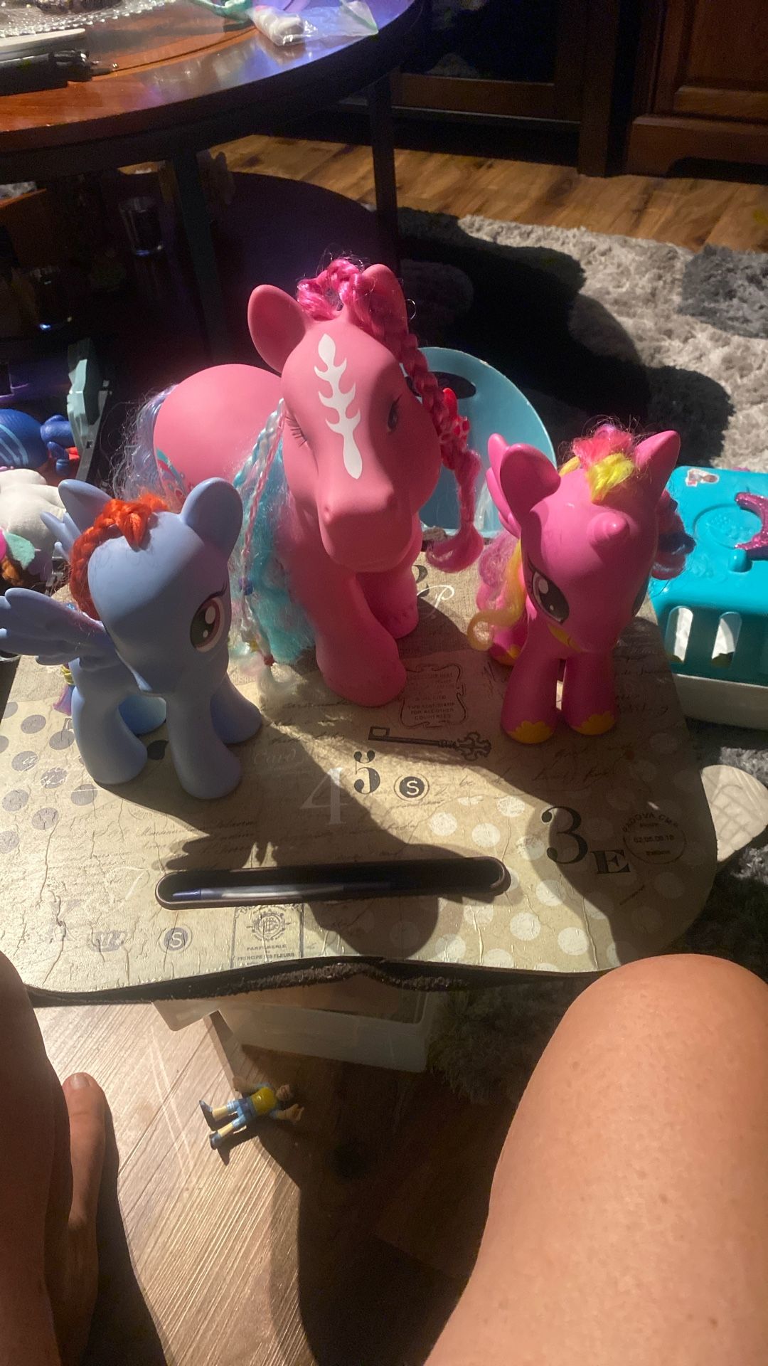 Mama unicorn and two babies unicorns