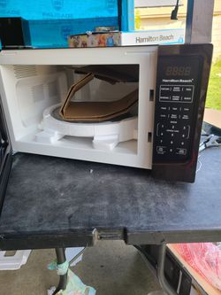 beautiful microwave 1000watts 1.1cu.ft read the description for Sale in  Rialto, CA - OfferUp