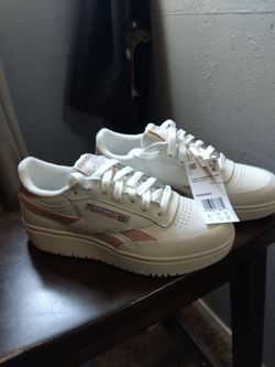 Reebok size 7 tennis shoes