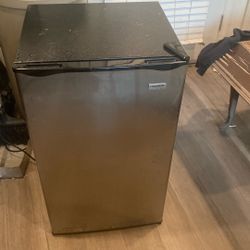 Meaning Of Size Little Fridge From Frigidaire 45$