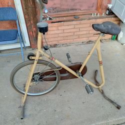 Bicicleta De ejercicio estacionada antigua Trabaja 