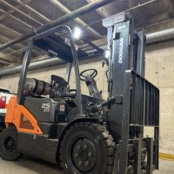 NEW 2024 DOOSAN forklift 5500 lb,Pneumatic tires for sale 