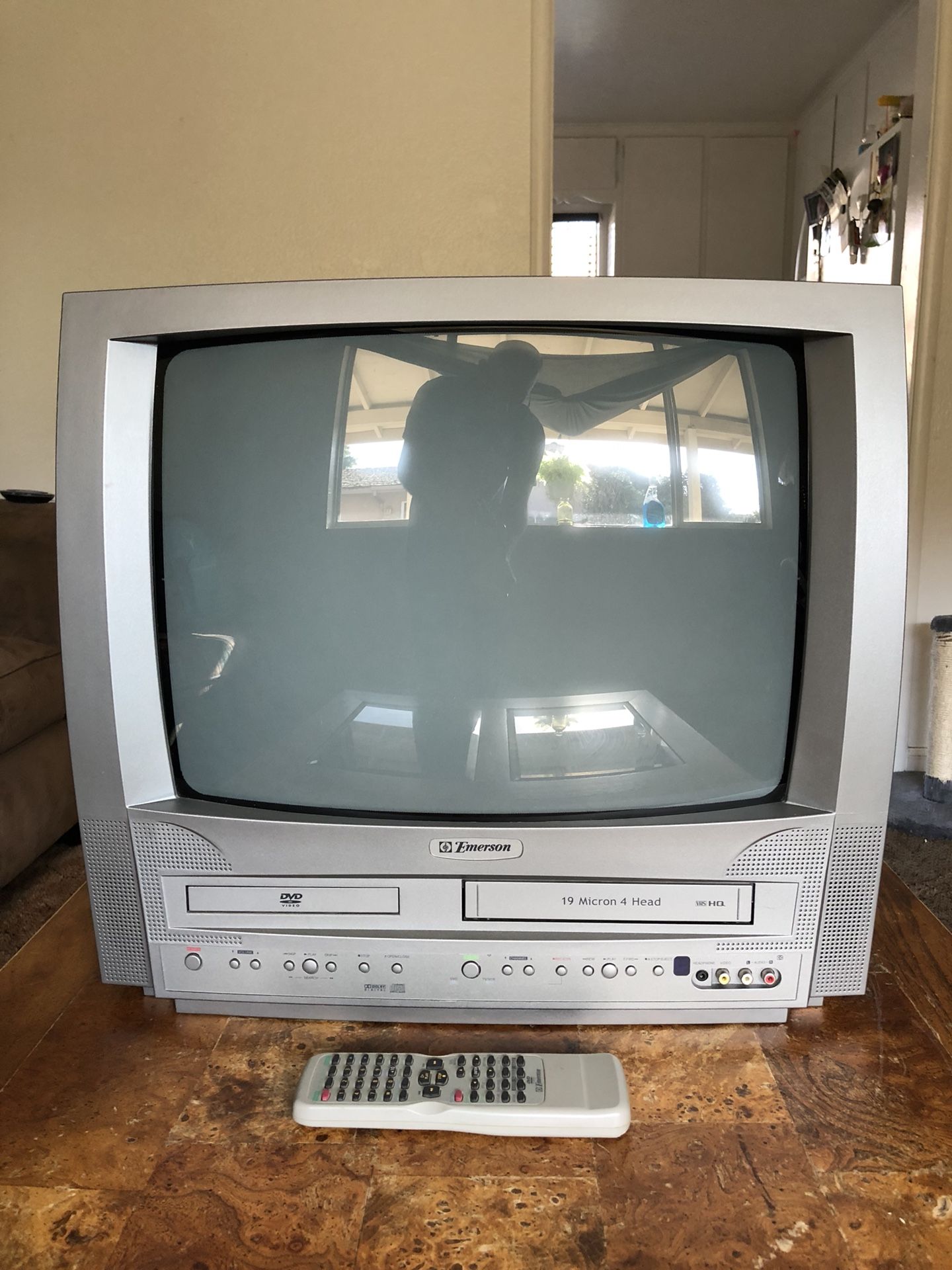 Emerson 19” T.V. 📺 W/Remote