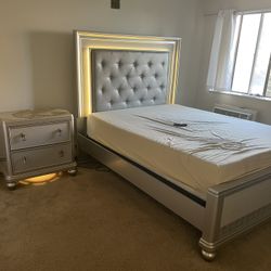 $1,600 Queen Bedroom Set — Pick Up in Melrose 