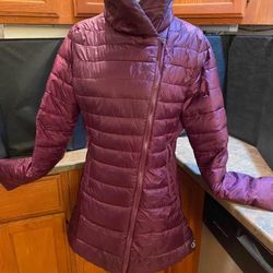Womens burgandy Winter Coat. Champion Jacket Size Large. Media Pocket, Water Resisant, Wind Resisant