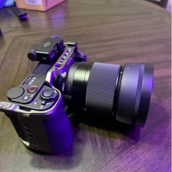 Zero scratches, comes with 3 batteries, free cage, free lens ( standard lens ). And extras. Selling because I want the fx30, immaculate condition on..