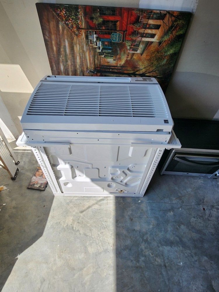 Window AC Unit 