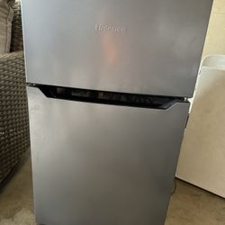 Mini Fridge Hisense Barely Used 