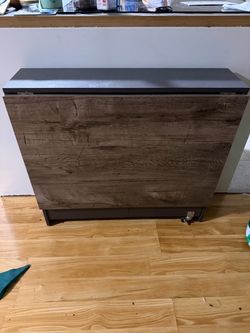 Folding table