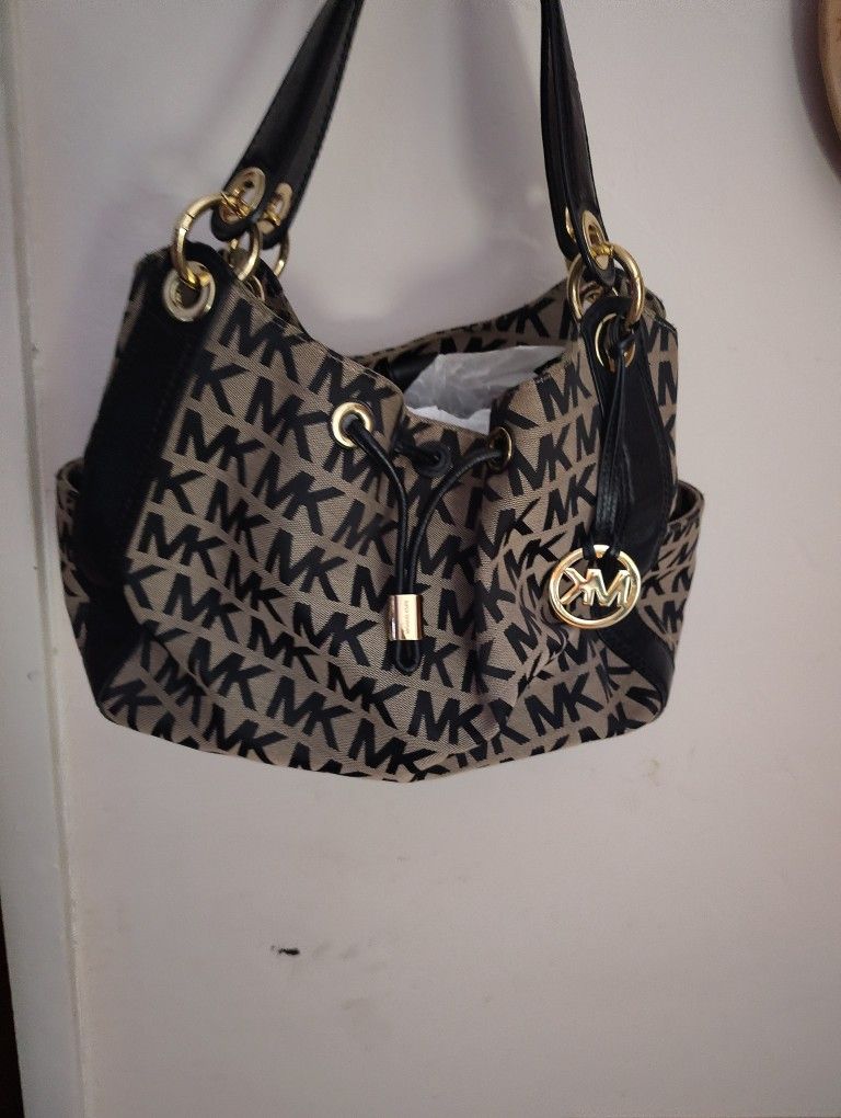 BLACK AND BEIGE MK SIGNATURE PURSE