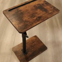 360° Swivel Adjustable Sofa Armrest Tray Table with Device Slots – Rustic Snack Side Table for Couch, Bed, or Chair