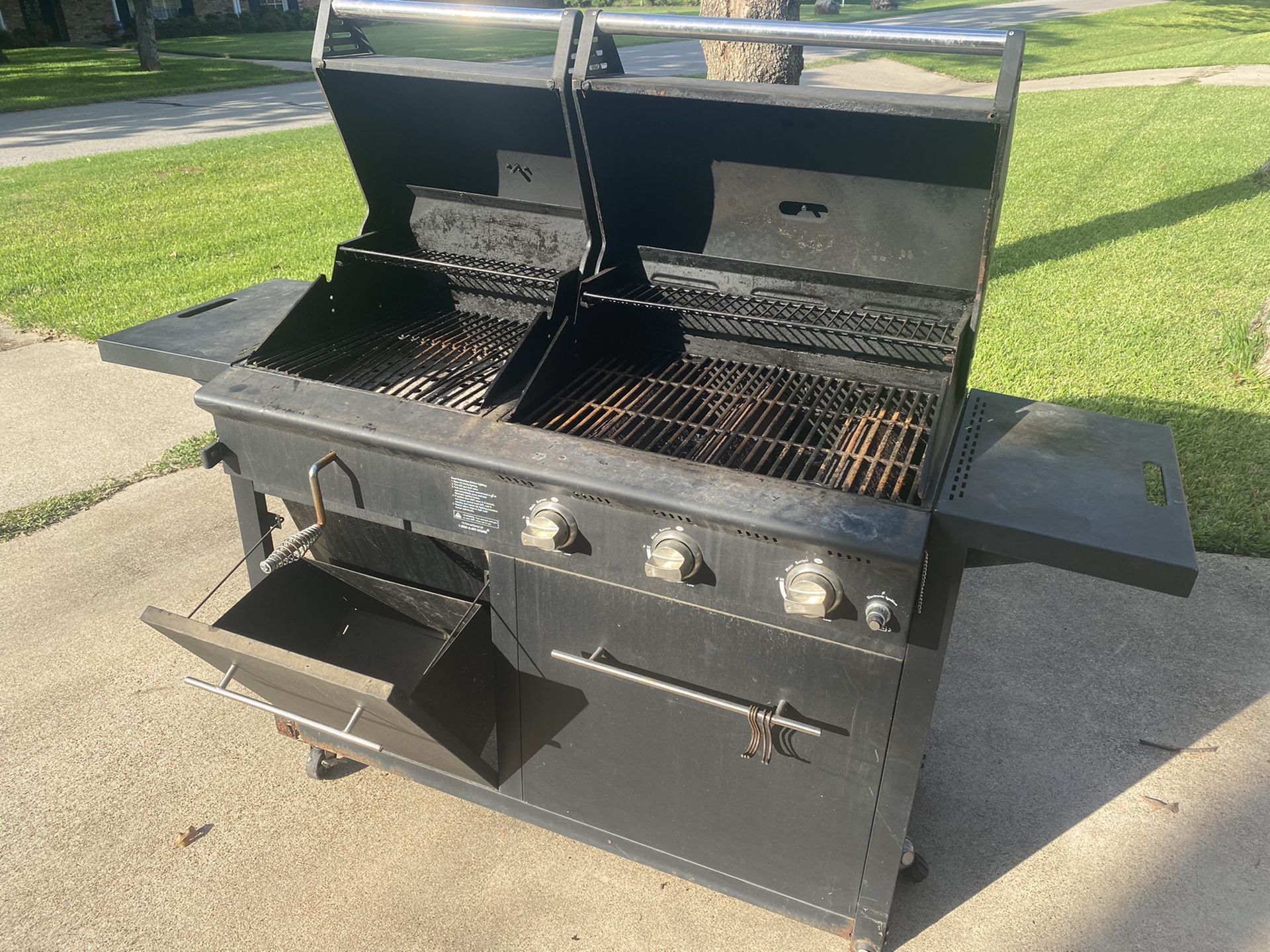 Kenmore 2 side BBQ propane and charcoal grill for Sale in Grand Prairie