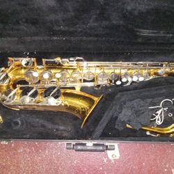 VITO ALTO SAXAPHONE WITH CASE 