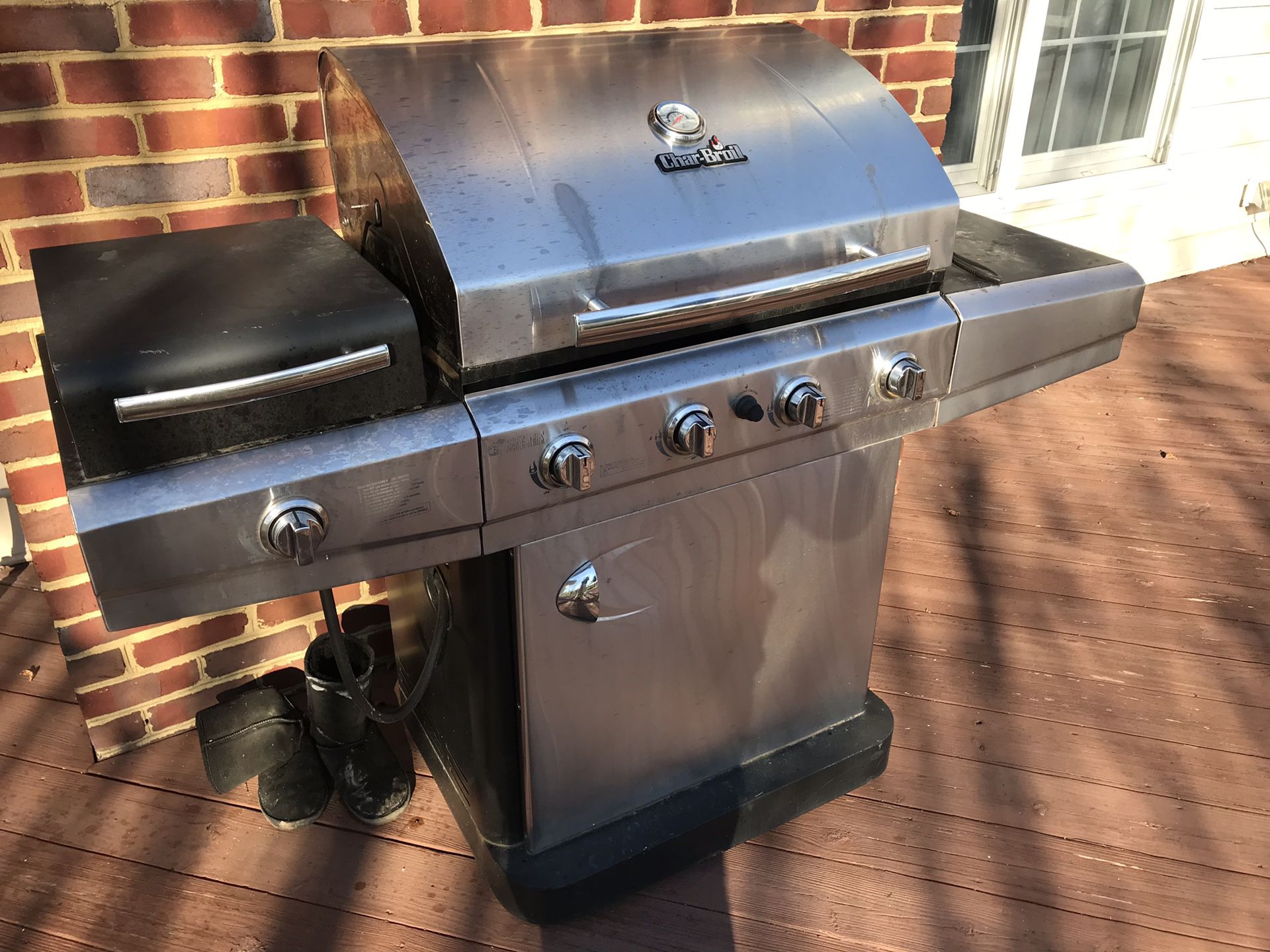 Outdoor Gas Grill Char Broil with gas cylinder