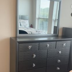 Modern Gray Queen Bedroom Set – Complete Set – Excellent Condition