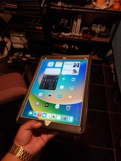 Gold Edition ipad pro 12.9 hold charged like brand new Conditions all works 100% unlocked 128GB with Apple pencil pro & case with charger
