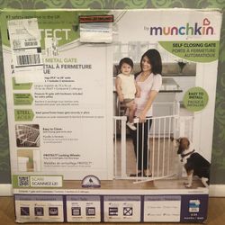 Munchkin self closing gate white