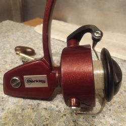 VINTAGE BERKELEY 612 LIGHT MEDIUM SIZE SPINNING REEL