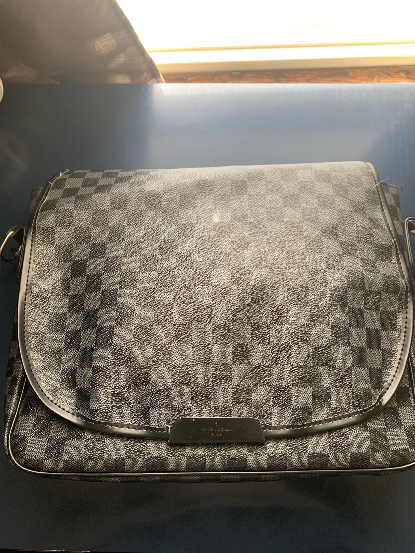 LV MESSENGER BAG