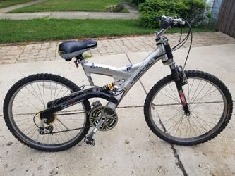 Shimano 21 speed PK7 aluminum vertical 26 bicycle for Sale in Elgin IL OfferUp