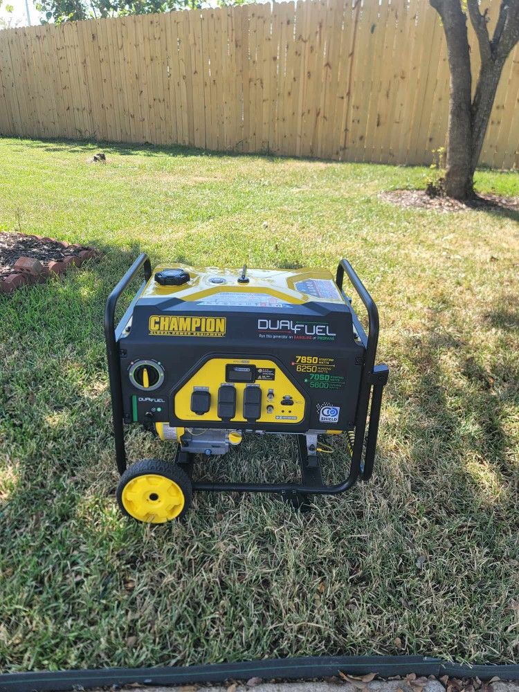 Like New Champion 7850 Watts generator working very well gasoline and propane gas