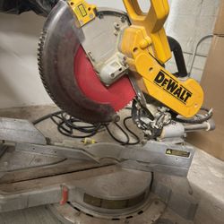 Delwalt Saw . Siera Para cortar 