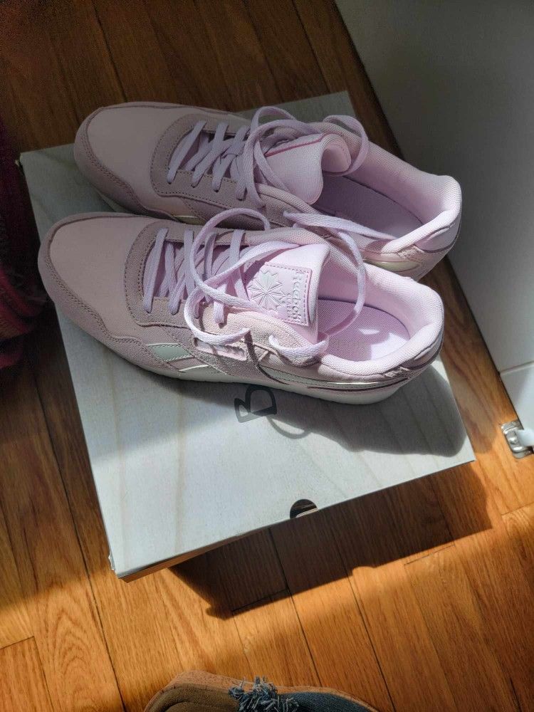 Brand new light pink reebok's woman's 9 1/2 med width