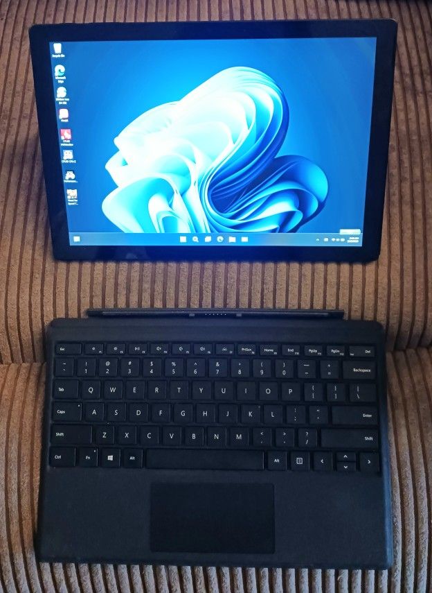 Microsoft Surface PRO 7 12.3" Touchscreen Laptop/Tablet Like New Condition Works Perfect