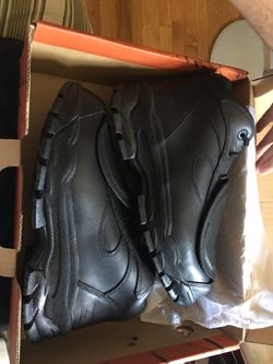Work shoes BLACK METGUARD STEEL SHOES SIZE 10. Someone offer me a price! NEW NEVER USED STILL IN THE BOX