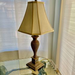 Table Lamp 30” H, Faux Wood Resin, Dark Gold Color. Lampara Imitación Madera De Color Dorado Oscuro, 30” De Altura. Offers are accepted.