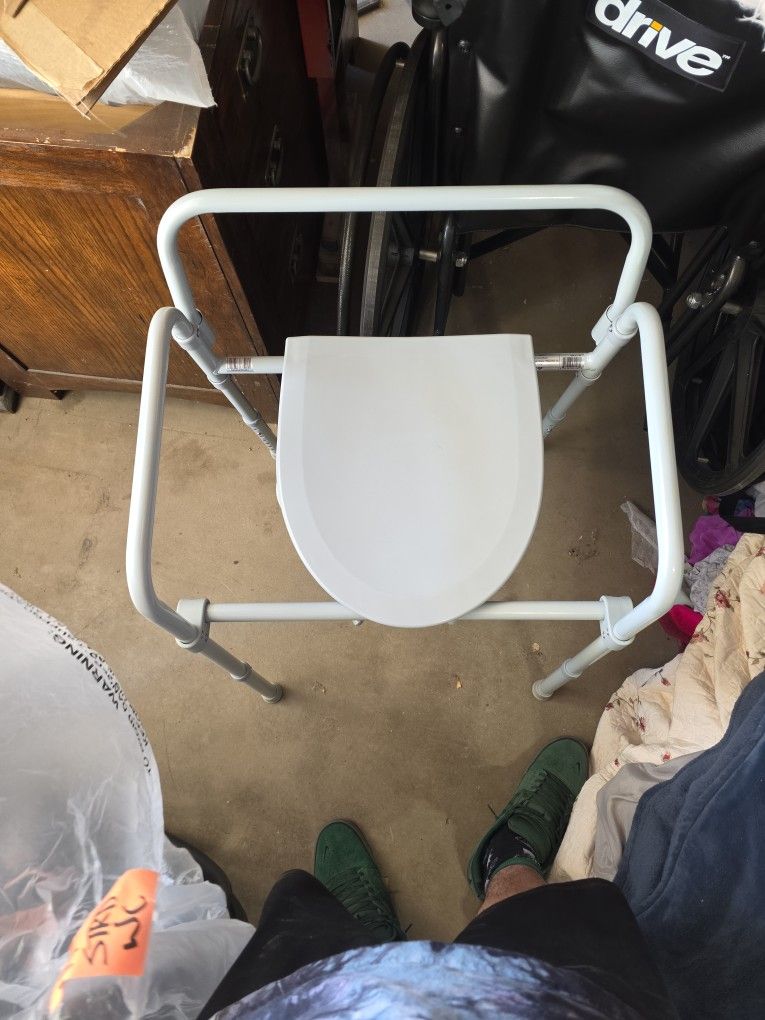 portable commode chair with bucket
