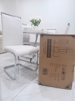 2 Brand new chair in box/ 2 Sillas nuevas en su caja