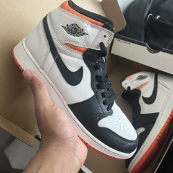 🔥 Jordan 1 Electro Orange Size 7 (8.5W) – $60 – NEED GONE